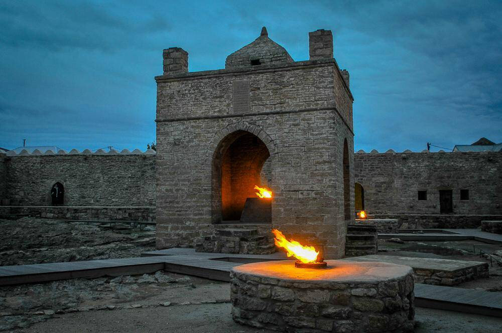 Храм огня Атешгях // фото: bigtranstour.ru