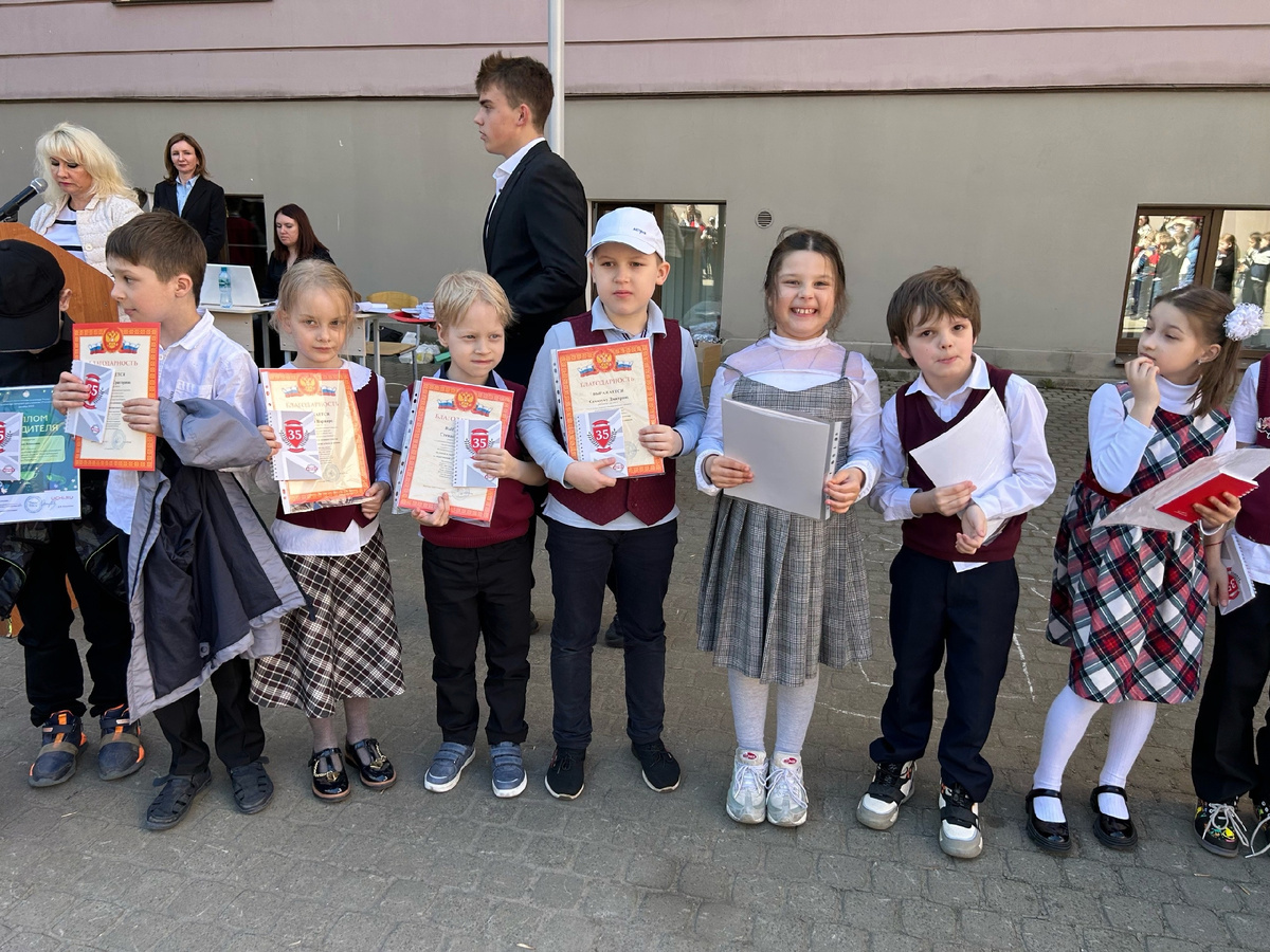 Рома беленький, самый маленький среди ребят, но тоже заработал грамоту, 1 класс