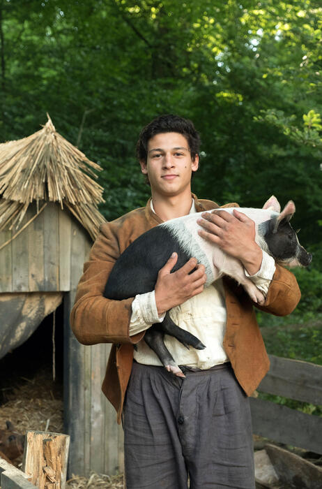 Какого милого поросёночка держит актёр! В штанишках!