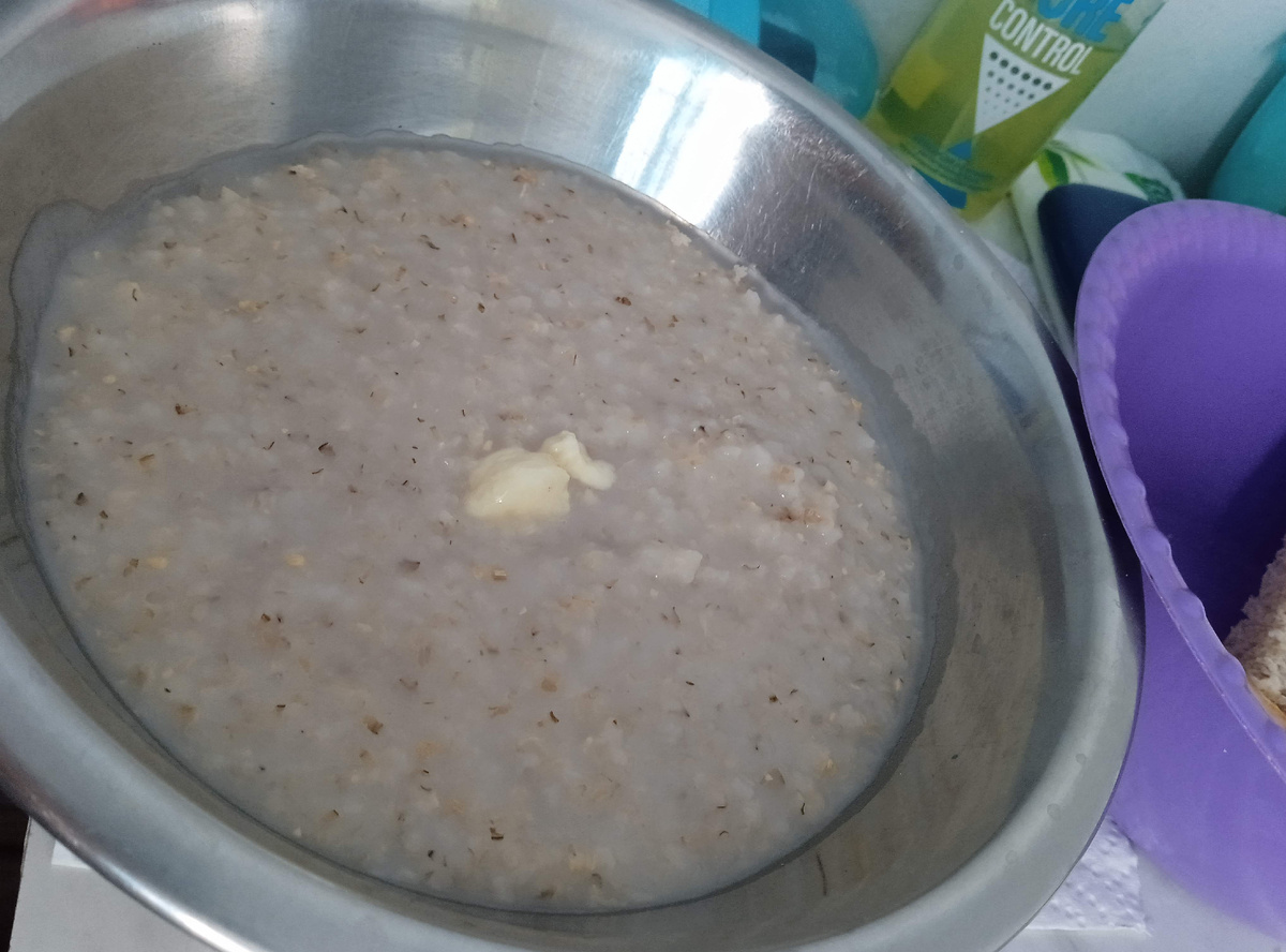 Ячневая каша со сливочным маслом на завтрак в пятницу в родильном доме