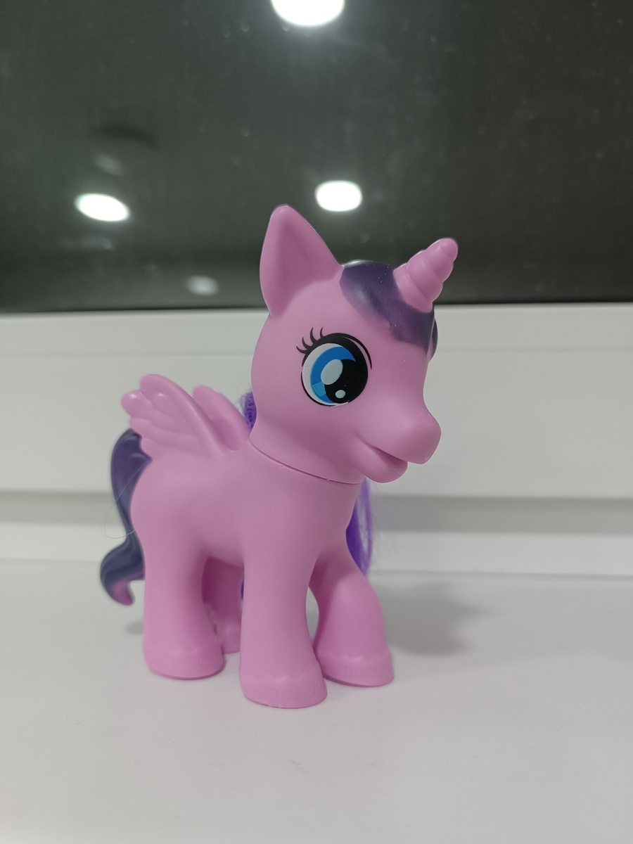 Розовый пони -единорог исполняет желания