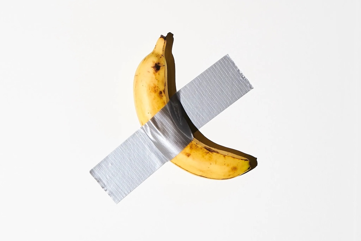 Маурицио Каттелан. "Комедиант" (2019)