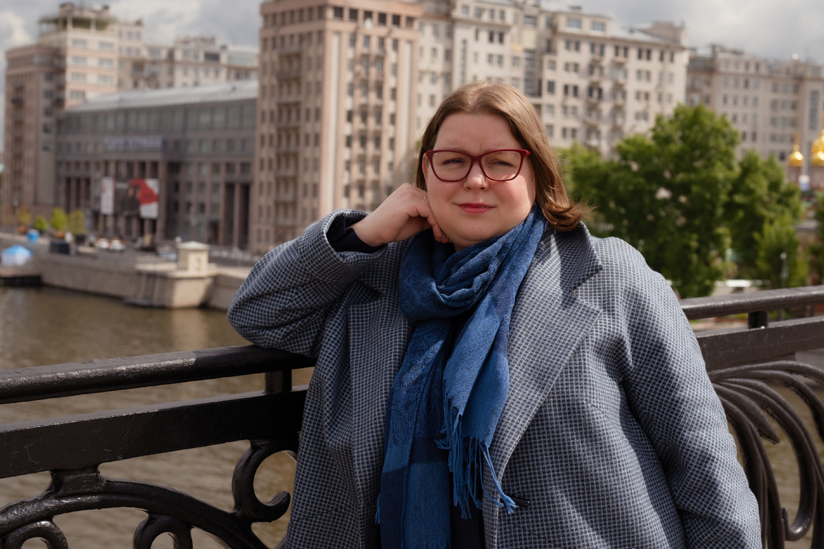 Всем привет! Меня зовут Елена Сокол и я логопед-практик я помогаю обычным мамам из нашей с вами жизни заниматься со своими детьми самостоятельно. Я адепт и практик семейного образования