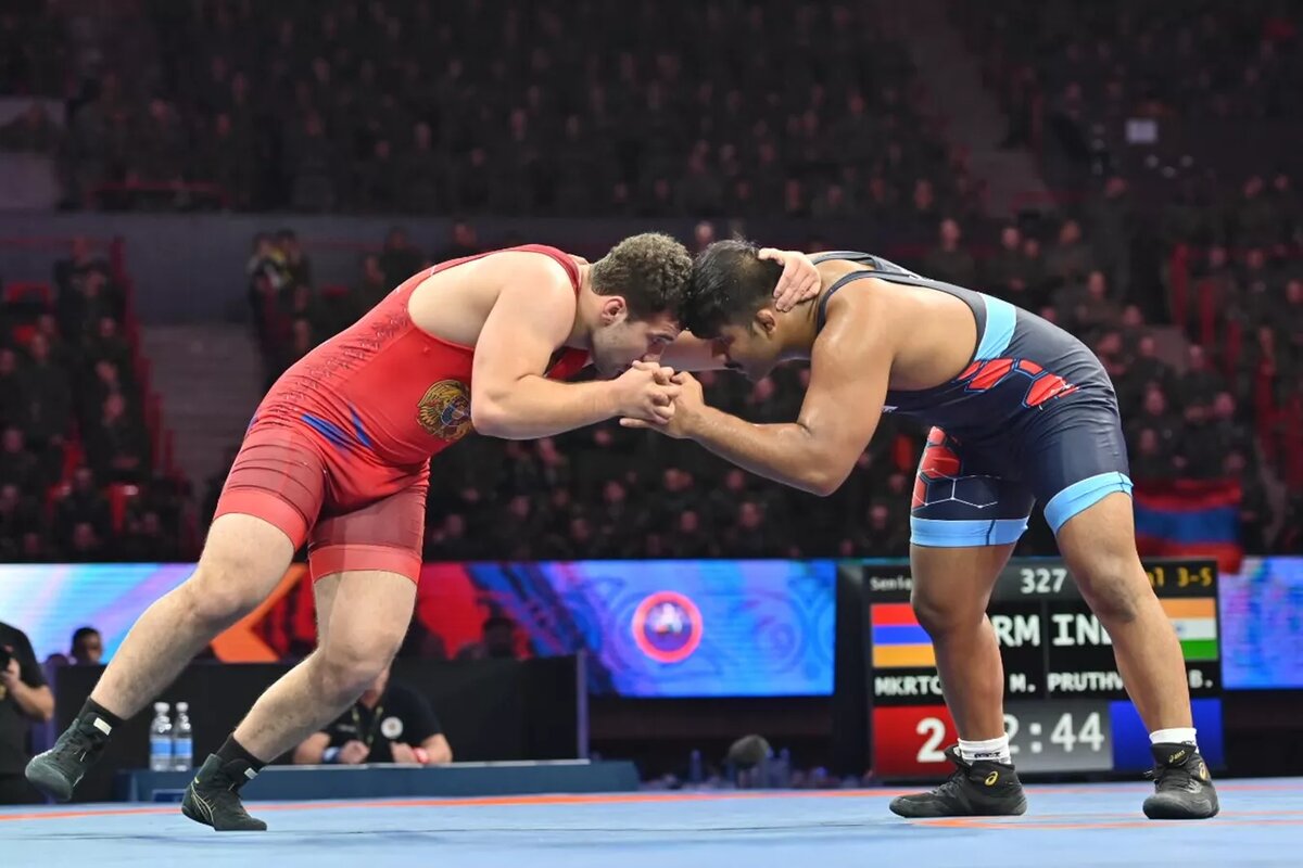 Мушег Мкртчян в борьбе с Бабасахебом Патил Прутвираджем из Индии на ЧМ по борьбе среди военнослужащих (22 ноября 2024). Еревaн - Sputnik Армения, 1920, 22.11.2024
© Sputnik / Aram Nersesyan