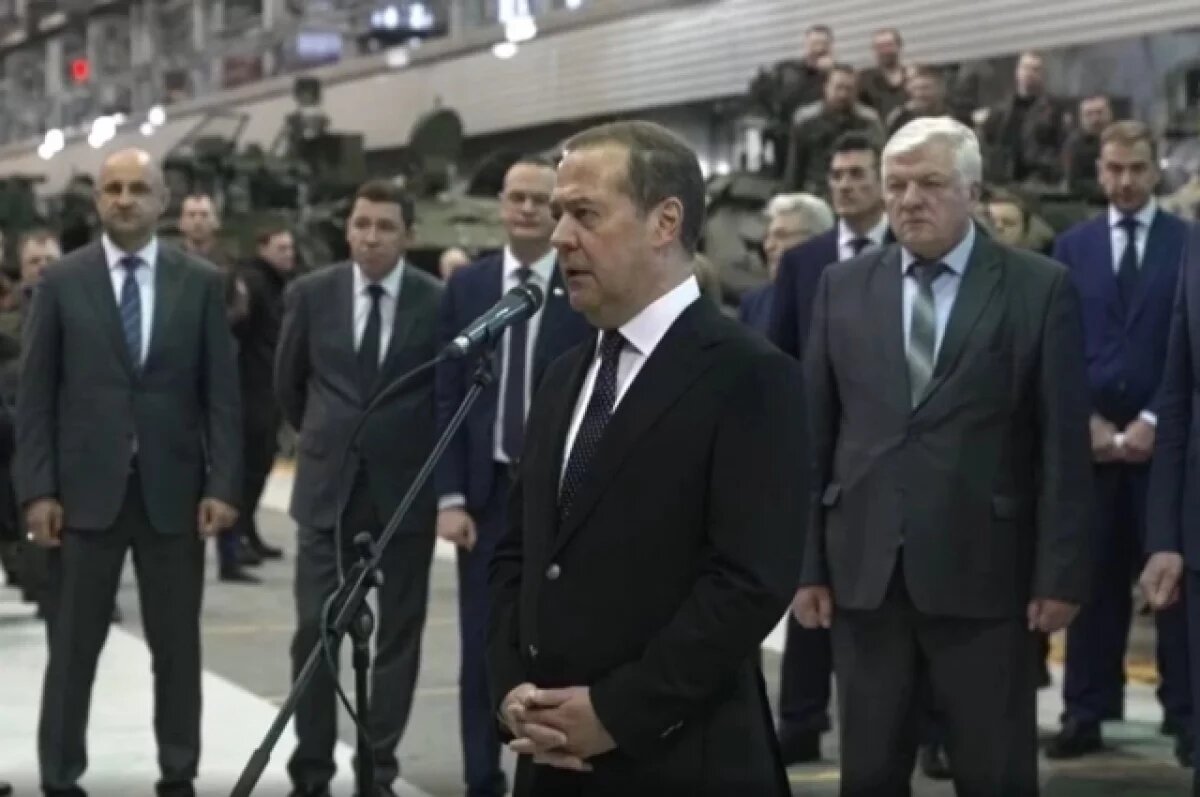    Дмитрий Медведев оценил работу уральского производителя бронетехники