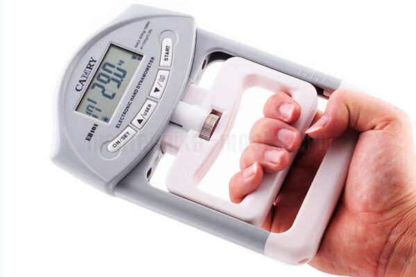 Измерение силы хвата на динамометре