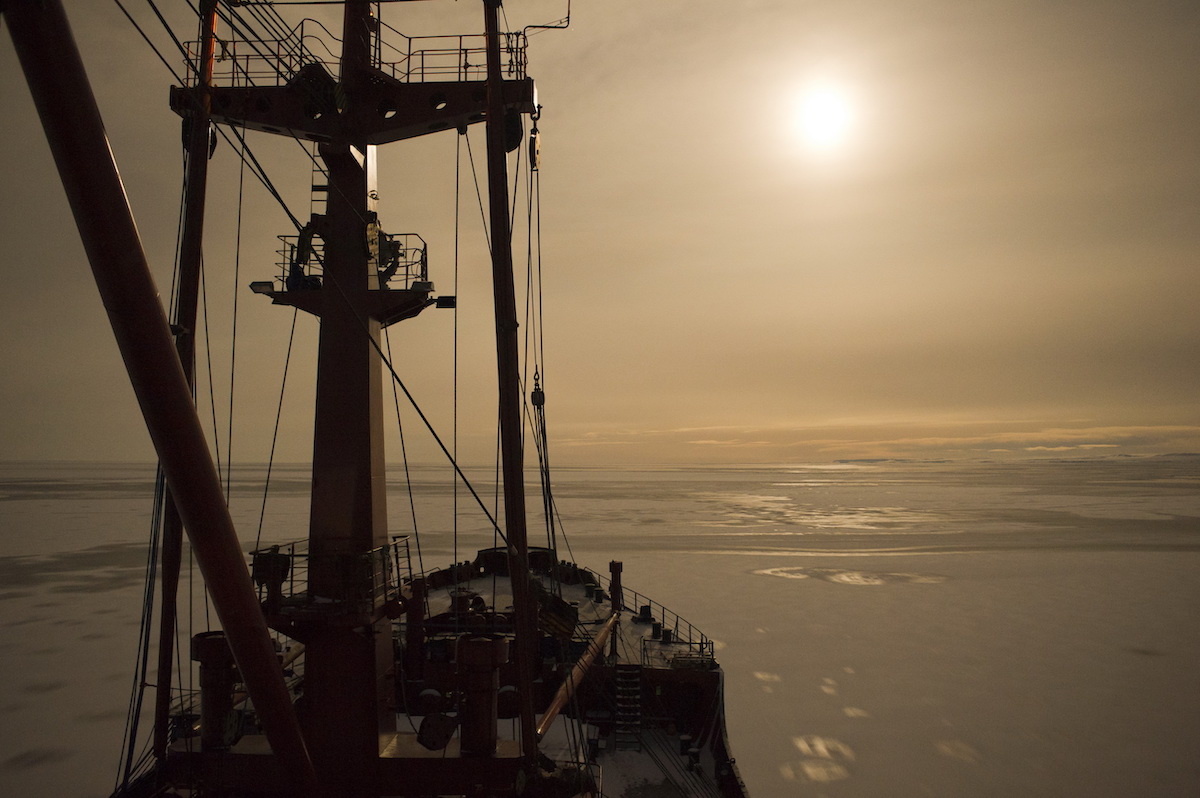 Судно в арктических морях. Фото: Вадим Штрик. Фотобанк ПОРА
