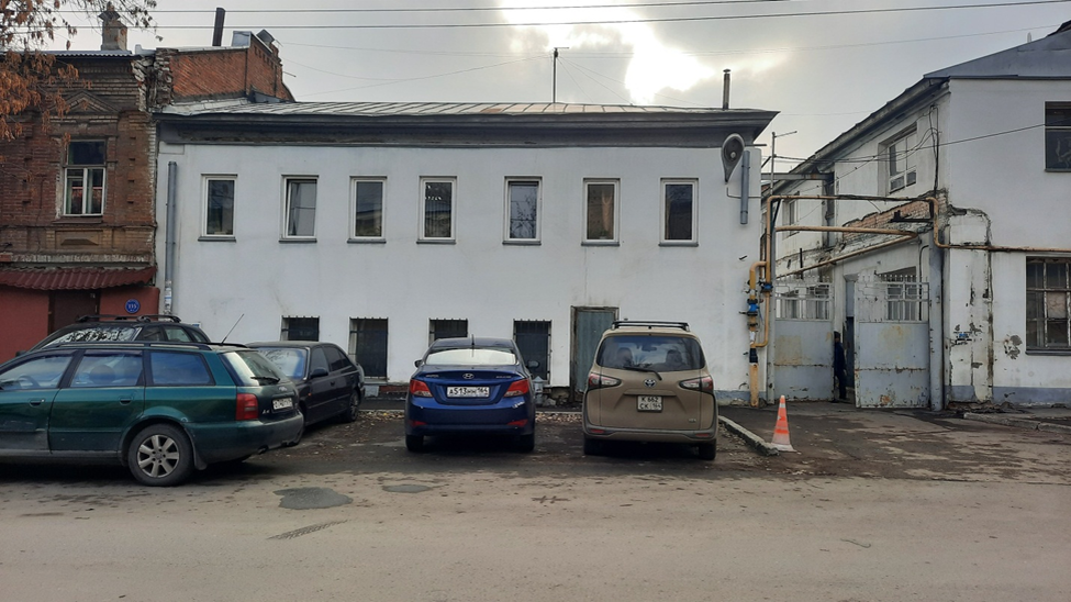 Дом второй от угла улиц Чапаева и Челюскинцев,137. Территория  предприятия ООО «ЭЛТЕХ».