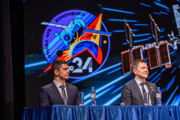 Олег Кононенко и Николай Чуб на торжественной церемонии встречи космонавтов-рекордсменов в Звёздном городке. (Фото издательства «Подмосковье»)