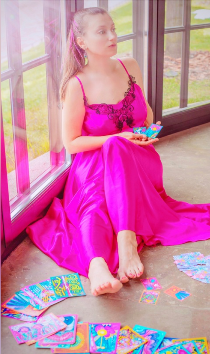 Художница окружила себя карточным калейдоскопом