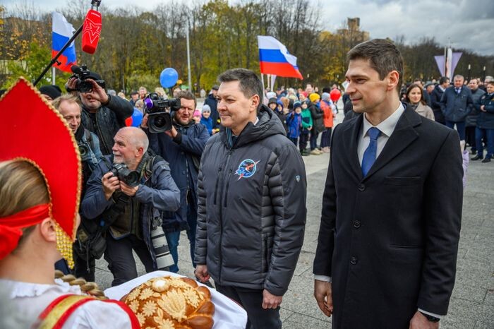 Олега Кононенко и Николая Чуба встречают в Звёздном городке. (Фото издательства «Подмосковье»)