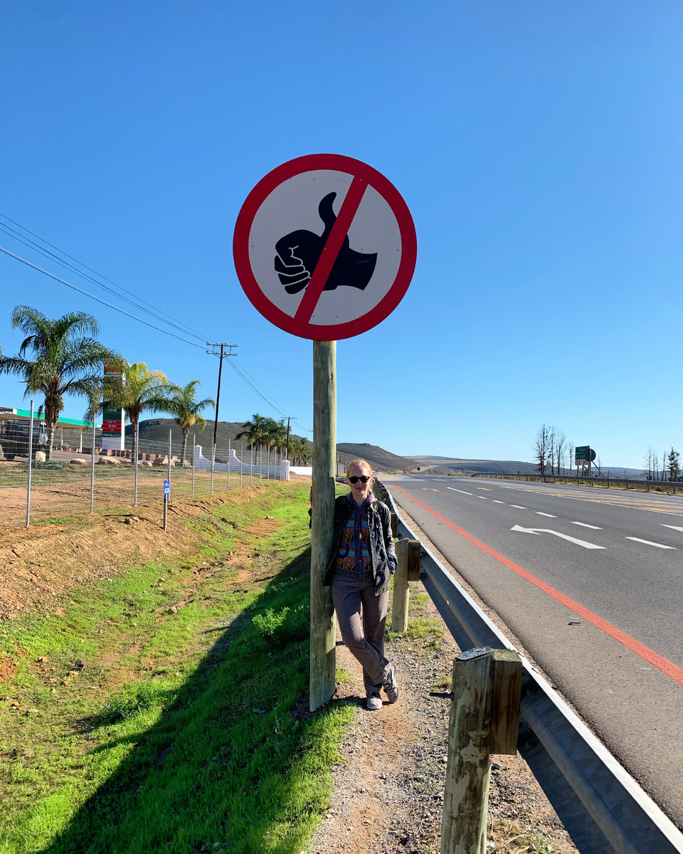 Дорожный знак в ЮАР и Намибии: нельзя голосовать и брать попутчиков