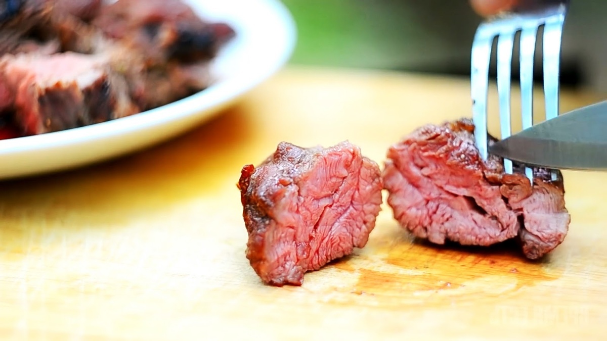 Как ни крути, но совсем без мяса не обойтись.
