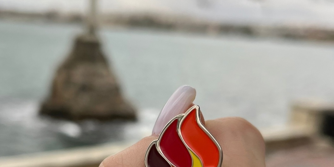 По маленькой эмблеме в мегаполисе можно узнать Артековца