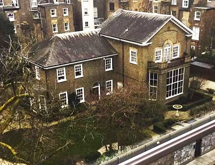 Дом Фредди Меркьюри Гарден Лодж по адресу 1 Logan Place, Kensington. 