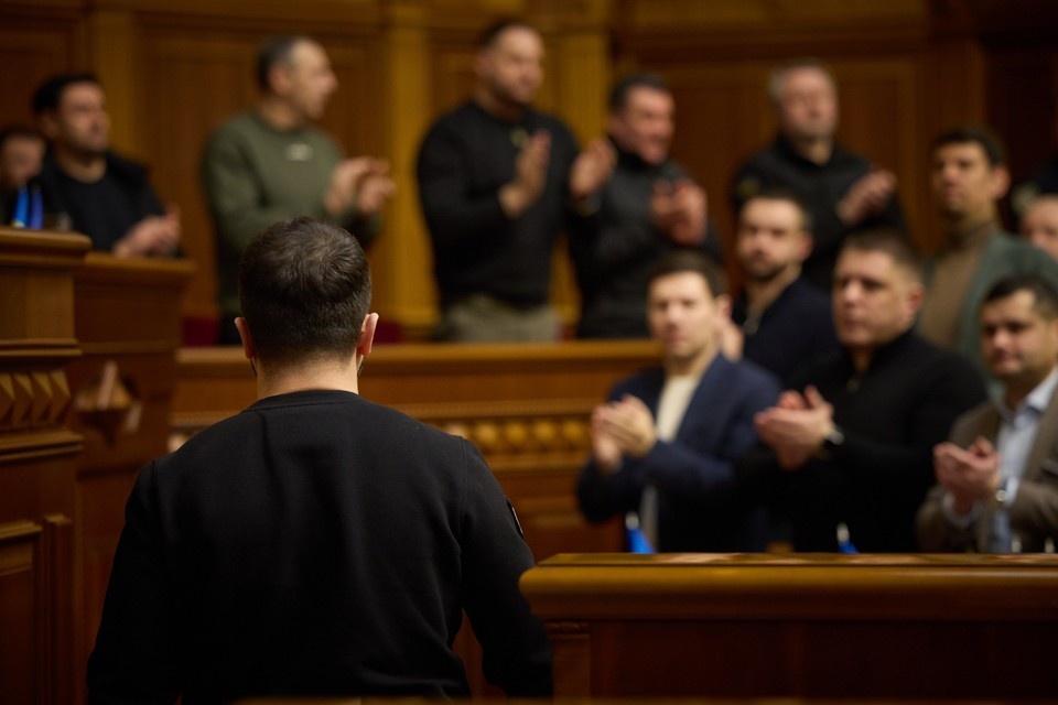 Депутаты украинского парламента изо всех сил стараются помочь Зеленскому, даже составляют свои собственные «планы перемоги». Фото: GLOBAL LOOK PRESS