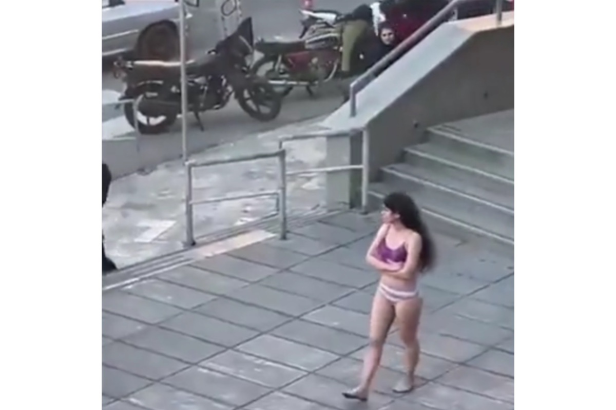 IranIntl_En / X (заблокировано на территории России)📷Иранская студентка Аха Дарьяи, которая разделась в знак протеста против ношения хиджабов