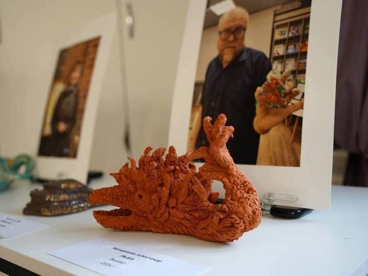     В Белгороде открыли тактильную выставку незрячих питерских художников, фото: t.me/kurgankyiks