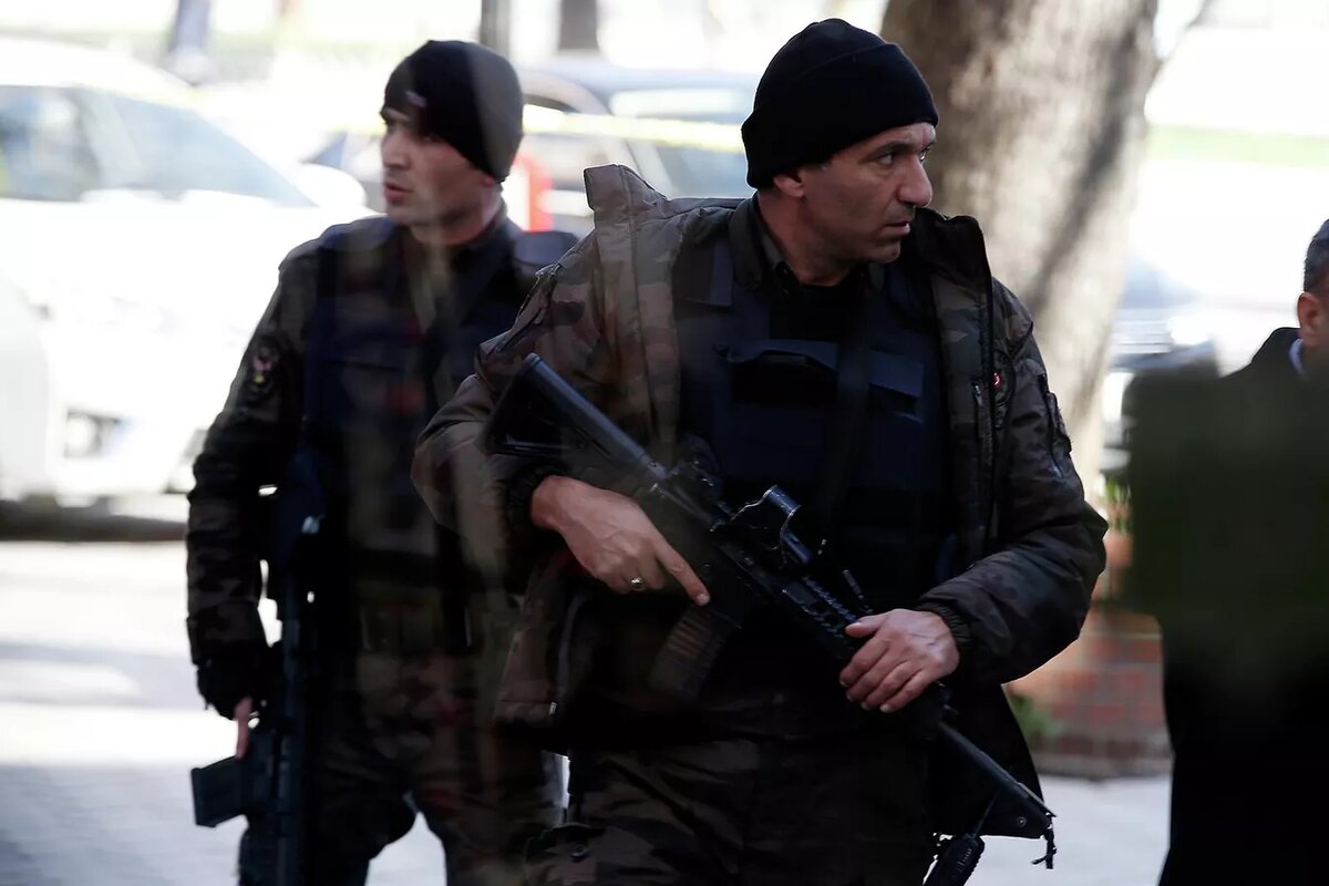 Полицейские патрулируют исторический район Султанахмет в Стамбуле (12 января 2016). Турция - Sputnik Армения, 1920, 22.11.2024
© AP Photo / Emrah Gurel