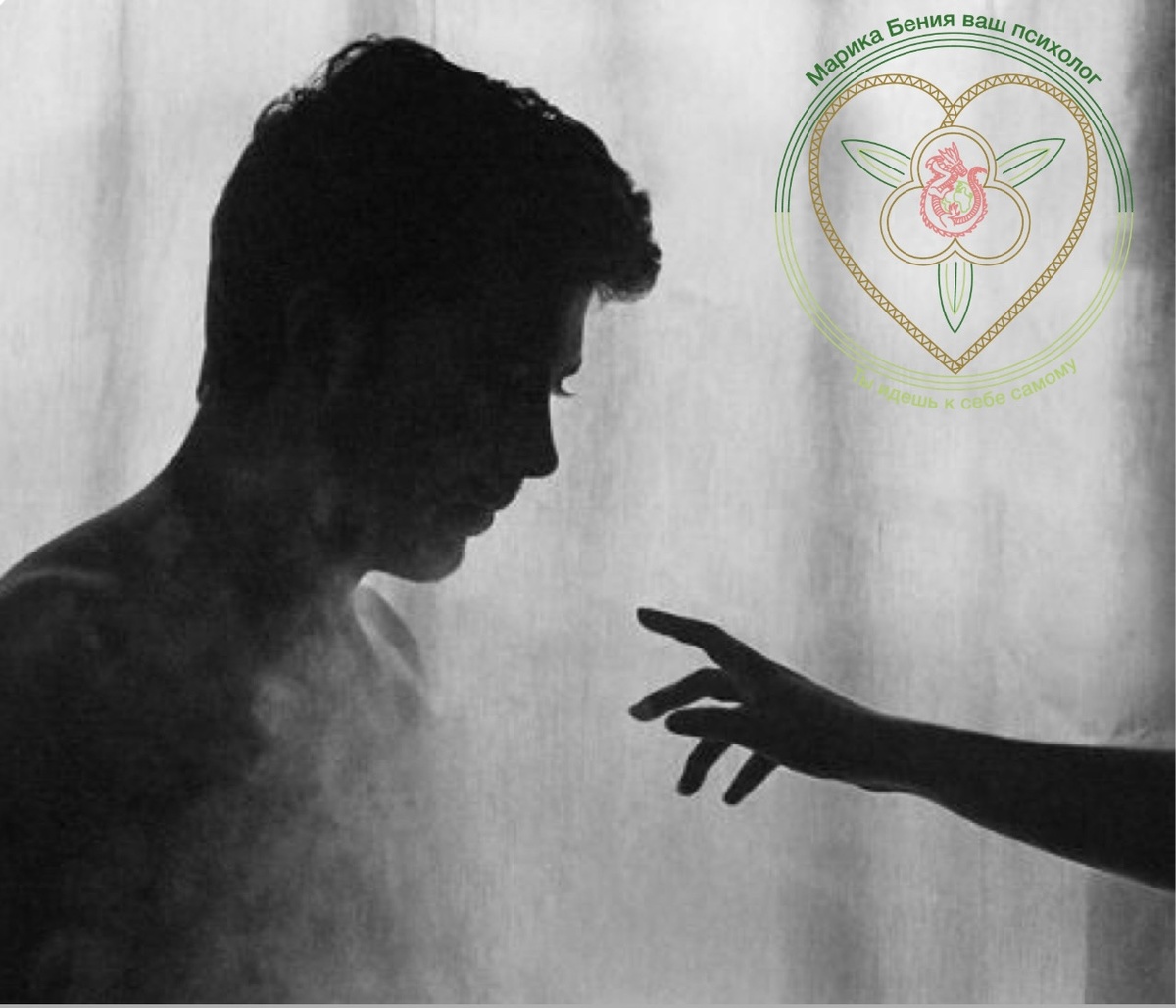 Рассталась, но постоянно думаю о бывшем: мои клиентки часто сетуют, что вот вроде расстались, но постоянно думаю о бывшем, мыслим возвращаюсь к нему.  

Если девушка задаёт такой вопрос – это большой шаг навстречу к исцелению.
В ином случае, она завязнет еще глубже в противоречии своей же психики, как в торфяном болоте: чем активнее будет сопротивляться и подавлять свои одновременные состояния:

"вспоминаю то обиды, то хорошее":
тем глубже её будет "тащить" на дно своих же чувств. Мысли подавляются или переключаются на повседневные заботы/работу/еду/покупки – чувства "выдают" правду: периодически накрывает:

тоской
апатией
грустью
отсутствием аппетита/пееданием
становится как-то особенно грустно в вечернее и/или ночное время (когда мы ближе всего к своим истинным чувствам и желаниям (к подсознанию)