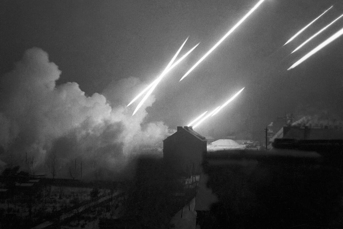 Залп гвардейских минометов «Катюша» 