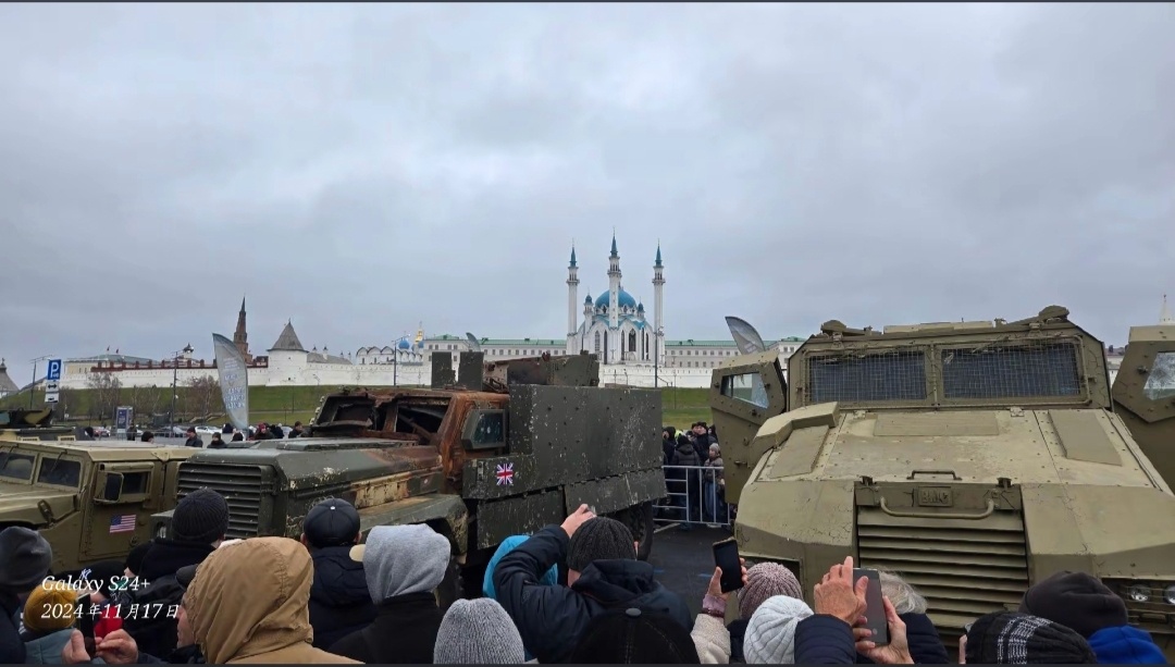 Кремль и экспозиция подбитой военной техники