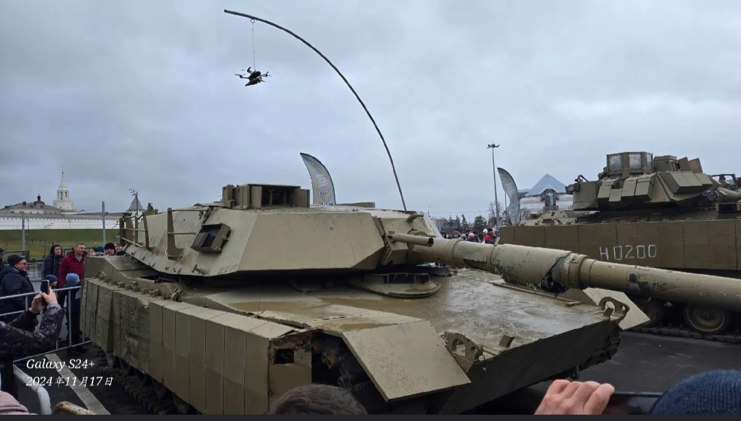 На выставке нашлось место даже для танка