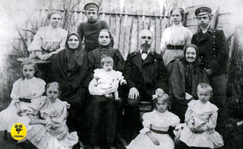 Семья будущей актрисы. Валентина вторая справа в нижнем ряду.