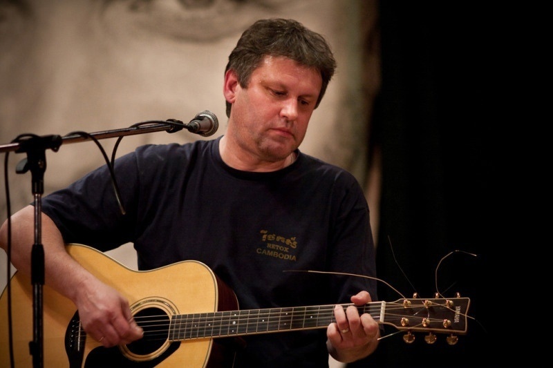 Дима Кузьмин "Чёрный Лукич". 04.04.2010 ЦДЖ. Концерт памяти Непомнящего. Фото из архива группы в ВК "Чёрный Лукич"