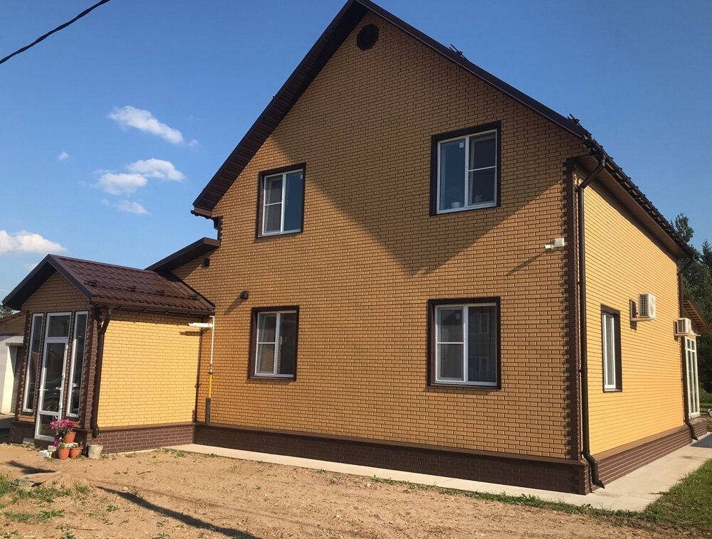 Дом облицован фасадными панелями Альта-Профиль Кирпич Клинкерный, желтый