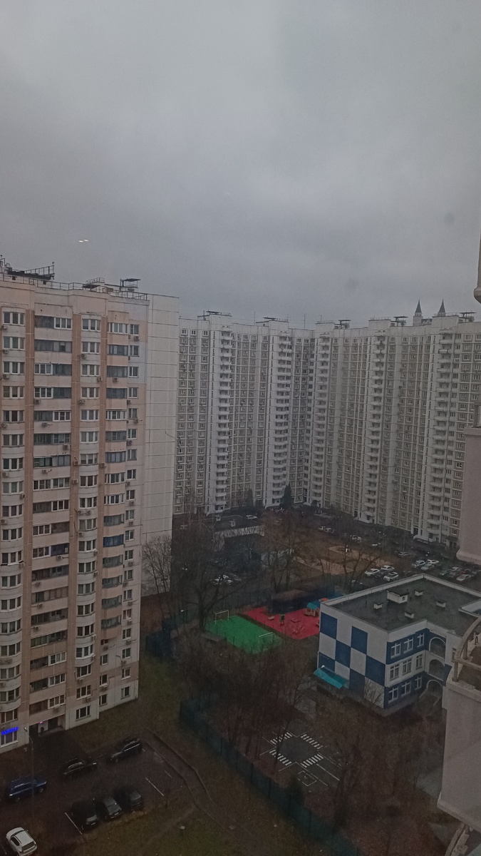 Наш нынешний вид из окна. Видны рога Эдельвейса, садик. Ну и серость уже много дней