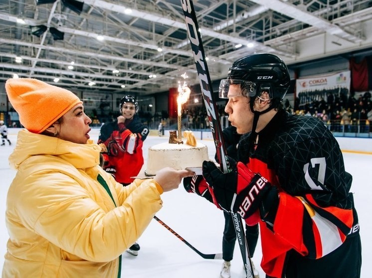     Семен Степанов (справа) получает в подарок торт. Фото: пресс-служба ХК "Сокол"