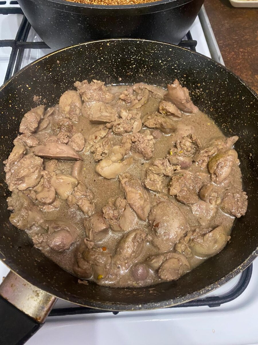 Обжариваем печенку на сковороде.