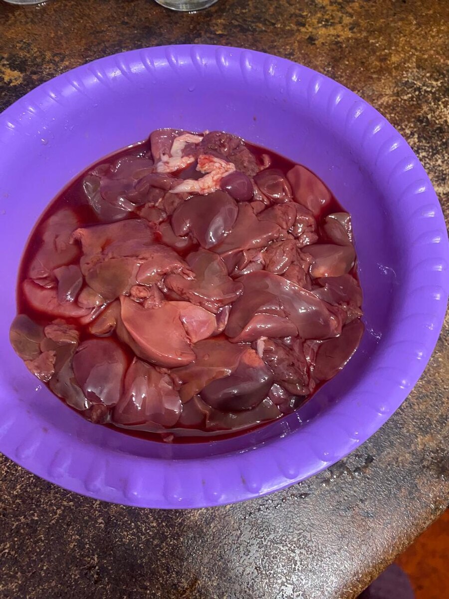 Печенку моем и удаляем все прожилки.