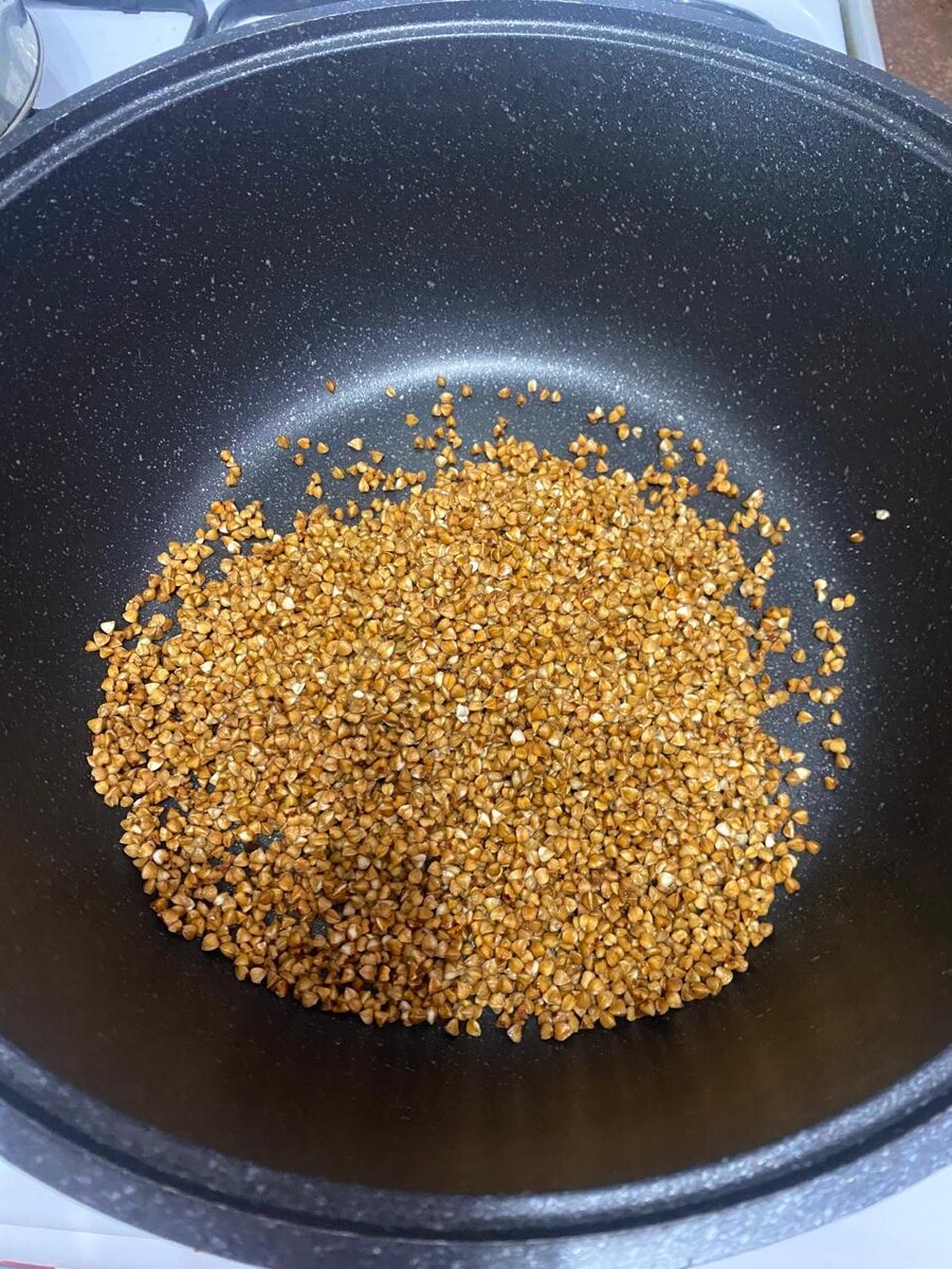 Обжариваем гречку на сухой сковороде.