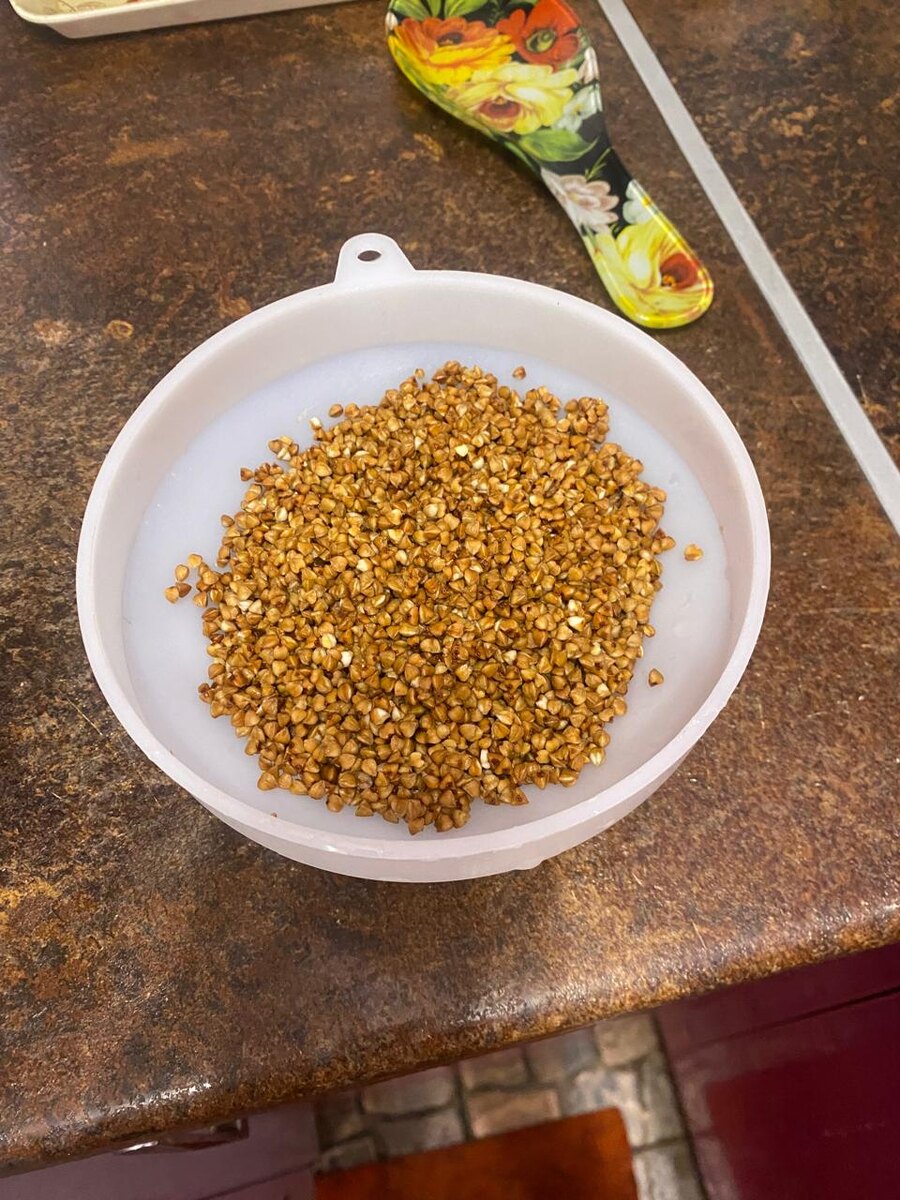 Моем гречку и даем стечь воды, через сито.