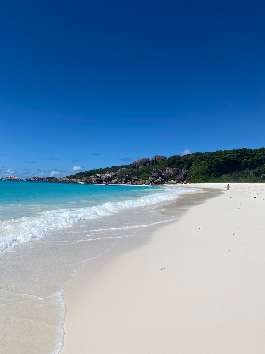 Grand Anse - красив, но течения очень сильные, купаться не рекомендуется. Лучше всего приходить сюда рано-рано утром и встречать рассвет.