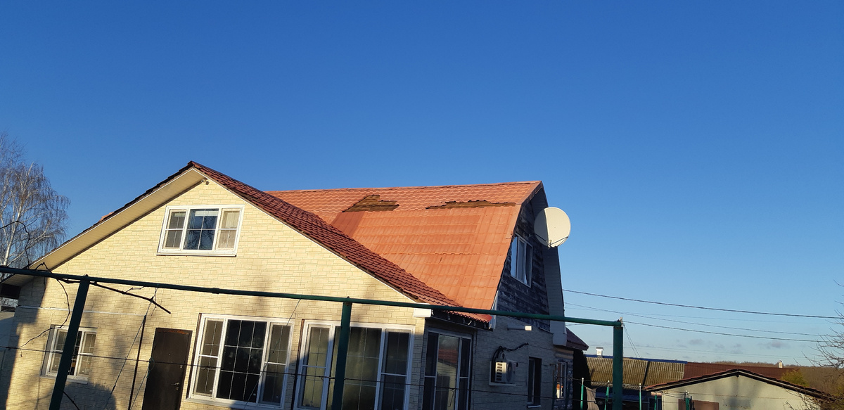 В нескольких местах на крыше вырвало  и поломало листы