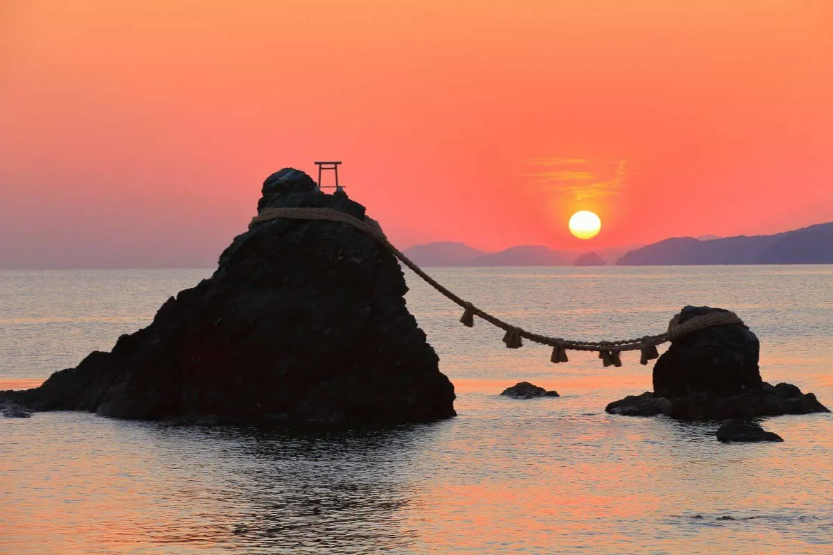 Утёсы префектуры Миэ, связанные рисовой верёвкой. Картинка взята из свободного доступа