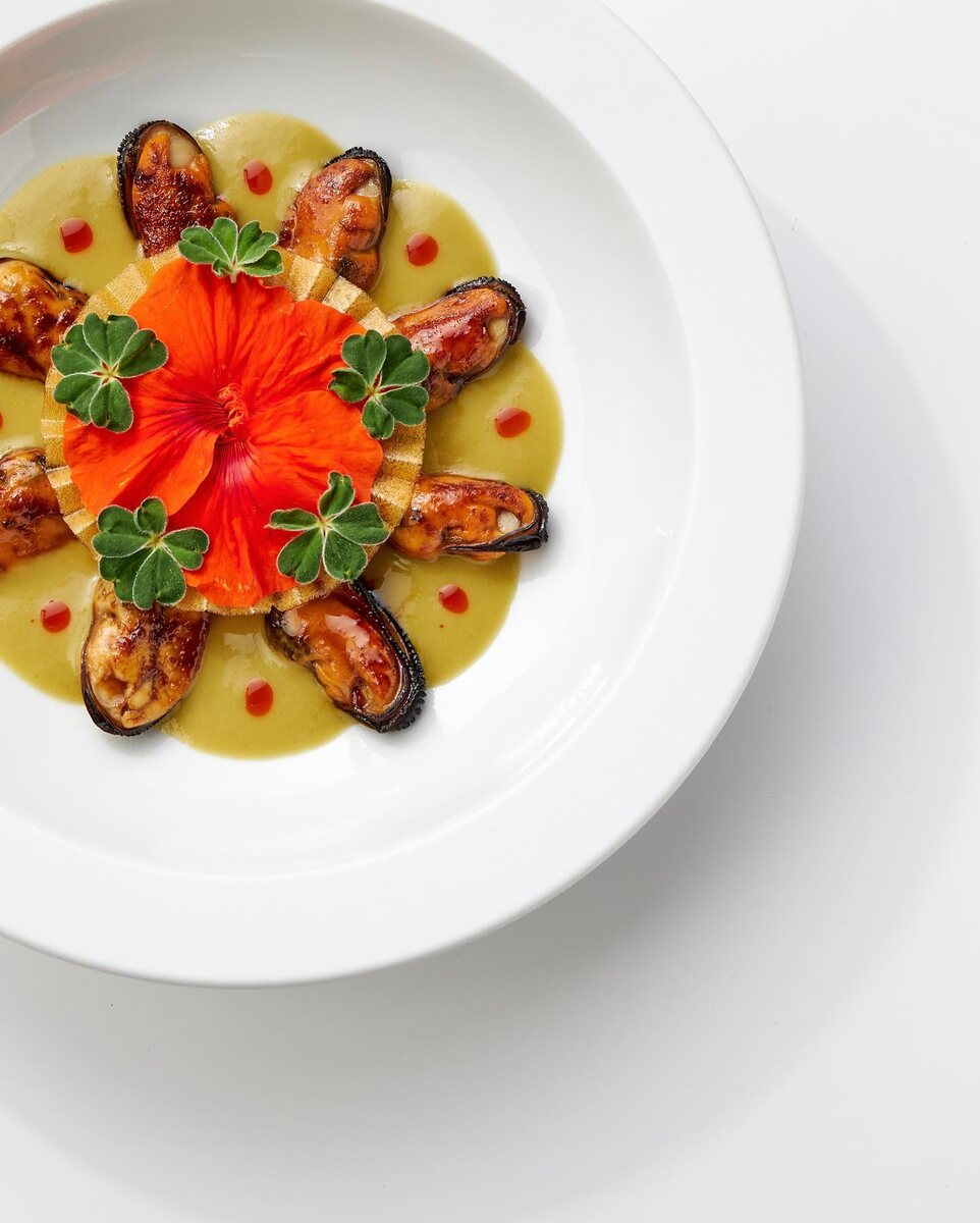 Маринованные в уксусе купуасу мидии, карамелизированные сахаром панела с глазированными груздями в сиропе из чёрного чеснока и масла нуазет