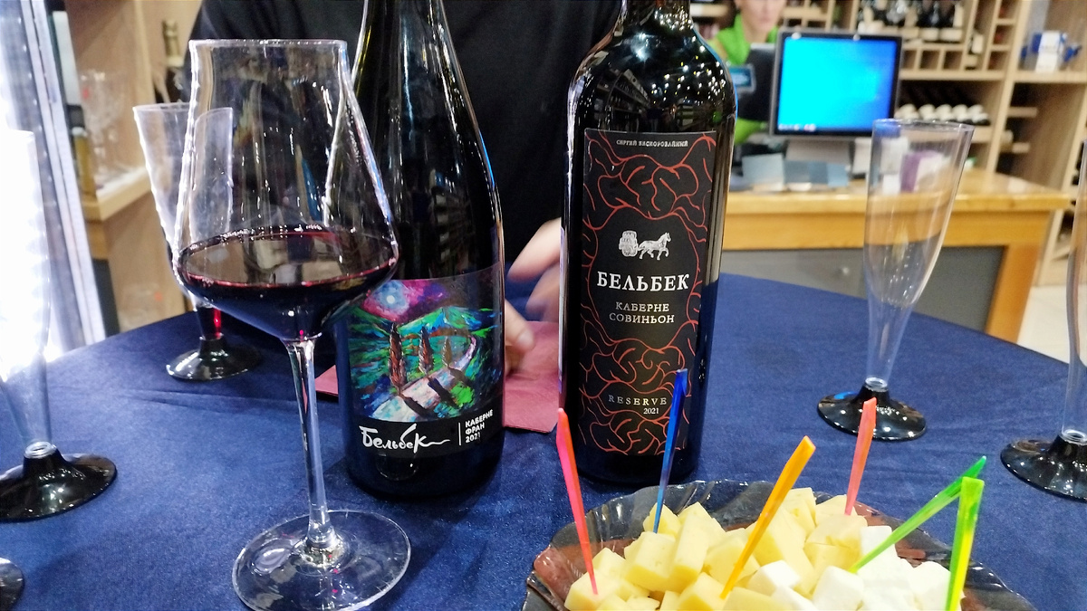 Каберне Фран 2021 и главный образец винодельни Каберне Совиньон Резерв 2021. Бокалы не берут с собой, зато, есть сыр и шоколадки!)