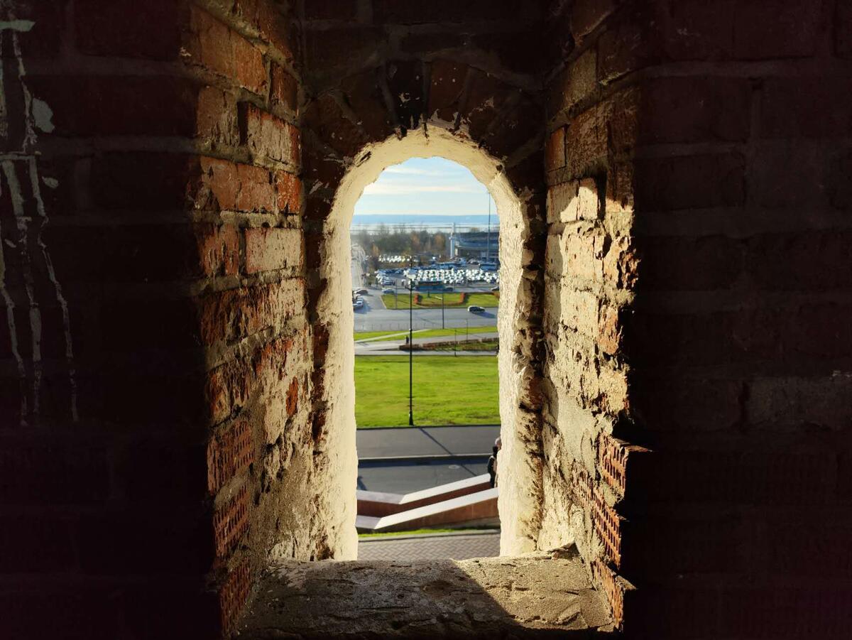 Вид из окна в одной из башен кремля