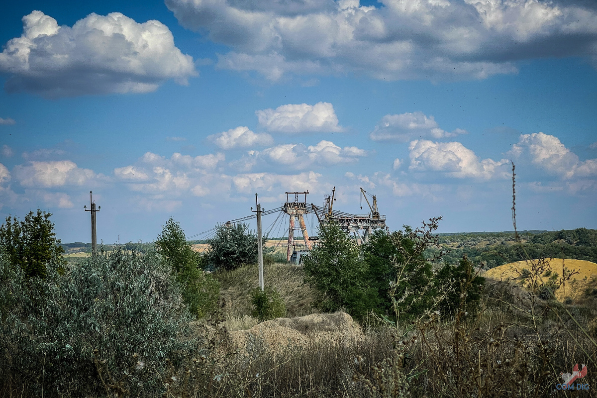 Виднеющаяся вдали стрела отвалообразователя. 