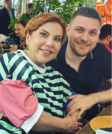 Источник: социальные сети Актриса старательно скрывала свою беременность, на вопросы об интересном положении отвечала шутками и не охотно комментировала слухи о том, что вскоре станет мамой. Но несколько «подозрительных» кадров с округлившимся животом все же просочились в Сеть. О том, что Марина Федункив родила долгожданного первенца, рассказали люди из окружения артистки.
Федункив родила, но никто не видел малыша
Сообщение о материнстве Марины Федункив, звезды «Реальных пацанов» и Comedy Woman, взбудоражило общественность. Рождение малыша произошло еще в октябре, но новость долгое время оставалась тайной за семью печатями. Даже близкие коллеги актрисы не подозревали о ее беременности, что указывает на осознанное желание пары сохранить это личное событие вдали от назойливого внимания СМИ и общественности.  Этот факт примечателен не только самим событием, но и тем, как бережно и скрытно Марина Федункив подходила к этому периоду своей жизни.  В возрасте, когда многие женщины уже завершают репродуктивный период, она подарила миру новую жизнь, что лишний раз подтверждает, что материнство возможно в любом возрасте, если есть желание и возможность.  Это действительно чудо, наполненное радостью и любовью, и, судя по всему, Марина наслаждается каждым мгновением своего нового статуса матери.
Информация о беременности просочилась в конце лета во время съемок проекта «Первые на деревне». Несмотря на интересное положение, актриса, профессионал до мозга костей, продолжала работать, что, безусловно, повлекло за собой определенные риски. Наблюдательные журналисты, подметившие изменения в фигуре актрисы, начали расследование, и в итоге они пришли к мнению, что звезда беременна. 
Продюсеры проекта, безусловно, приложили все усилия для создания максимально комфортных условий работы для беременной Марины Федункив, учитывая ее жалобы на усталость. Тем не менее, активный рабочий график привел к неизбежной утечке информации, демонстрируя, что даже самые тщательно охраняемые тайны имеют свойство раскрываться.
За несколько месяцев до рождения ребенка Марина Федункив стала гостьей шоу Павла Воли. В ходе беседы, избегая прямых ответов на вопросы о своей личной жизни, она использовала юмор и иронию. Однако, неожиданно для всех, актриса рассказала о необычном происхождении своего супруга, подчеркнув его графские корни. Эта информация всплыла неожиданно, добавляя интриги в и без того загадочную историю. Марина поделилась историей о том, как муж предложил ей принять католицизм и стать графиней, продолжая древний род. Она отказалась, но с гордостью упомянула о предках своего мужа, вплоть до советника Юлия Цезаря.  Конечно, такое заявление вызвало множество вопросов и спекуляций — насколько достоверна эта информация, и является ли она просто шуткой, характерной для юмористического стиля Марины Федункив?
Однако позже стало известно, что вопрос о предполагаемом рождении ребенка у Марины Федункив вызвал недоумение у её помощника Игоря Ковалева.
«Откуда вы это берете?», - удивился он в интервью корреспонденту aif.ru и отказался продолжать обсуждение.
Продюсер артистки, Алексей Новицкий, также выразил удивление и отметил, что не имеет информации о таком событии в жизни известной личности.
Недавно сама Марина Федункив, комментируя слухи о своей беременности, отметила, что «это очень забавно».
 Три года назад артистка вышла замуж за итальянского бизнесмена Стефано Маджи
В 2021 году Марина Федункив вышла замуж за итальянца Стефано Маджи, который старше её на 13 лет. Свадьба артистки прошла 27 августа, в то время как информация о её женихе появилась в медиа за месяц до этого. Жёлтые издания быстро раскрыли личность будущего мужа актрисы. Оказалось, что он был запечатлён папарацци, находясь в интимных объятиях известного 50-летнего итальянского художника по костюмам. 
«Мы познакомились случайно на дне рождения нашего общего друга. Он работал с артистами, и когда Марина приехала поздравить Игоря, стало понятно, что она селебрити. Но о деталях я был не в курсе. Позже, конечно, я погрузился в творчество Марины. И мне в нем нравится все, ведь редко человек может быть так органичен и в кино, и на телевидении, и в песнях… К профессии не ревную совсем, у нас каждый занимается тем, от чего получает максимум удовольствия. Наоборот, я очень рад, что она востребована», – рассказал Стефано.
Она с оптимизмом смотрит на беременность в таком возрасте.
Меня раздражают стереотипы о «старородящих», — говорит она. — Раньше даже тридцатилетних так считали. Люди сейчас начинают полноценную жизнь лишь после тридцати. Современные достижения медицины позволяют откладывать возрастные рамки, — добавила она.
О том, что звезда шоу «Реальные пацаны» и Comedy Woman Марина Федункив готовится стать мамой, говорят на протяжении последних месяцев. 
«Марина беременна, и это уже невозможно скрыть, — поделился со «СтарХитом» источник. — Да она особо и не пытается, хоть в кадре и носит просторные наряды. Выглядит прекрасно, уже заметный животик, месяц примерно шестой. Чувствует себя вроде бы тоже хорошо, не слышали, чтобы жаловалась. Разве что устает быстрее, чем хотела бы».
Несмотря на интересное положение, Федункив продолжала работать, однако отказывалась от чрезмерно рискованных мероприятий. 
 В одной из серий ей предстояло сидеть на высоком троне из сена. Но в последний момент реквизиторы забеспокоились о том, что конструкция может не выдержать и артистка упадёт. Продюсеры также посоветовали не рисковать. В конечном итоге трон укрепили, работая над ним больше часа, — отметил источник. 
Марина долго скрывала личные отношения. В июле 2020 года в YouTube-шоу «Алёна, блин!» она рассказала о 13-летнем романе с наркоманом, который часто её избивал. 
По ее словам, он часто поднимал на нее руку и воровал у нее деньги. Мужчину она не бросала, надеясь на его исправление, после очередного скандала он клялся, что делать так больше не будет. 
«Стыдно было обратиться в милицию, у меня не было поддержки. Папа старенький, уже умер. У меня нет братьев, которые могли бы за меня постоять. У меня было сотрясение, перелом ноги. Было искренне стыдно, а потом страшно, когда он сказал «я тебя убью». Он мог это сделать», – призналась Марина в интервью», – призналась Марина в интервью.
Источник: социальные сети