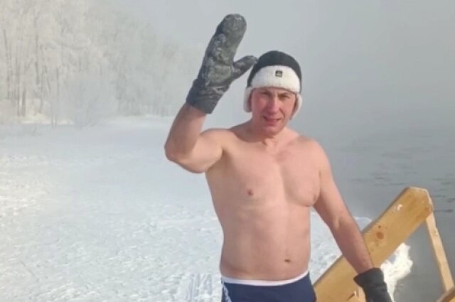    Владимир Левин готовится к заплыву. Фото: личный архив/ Алексей Чупин