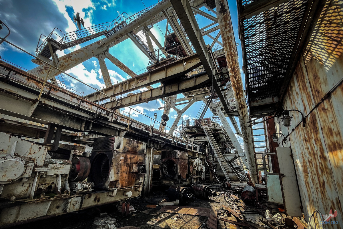 Заброшенный отвалообразователь в затопленном карьере.