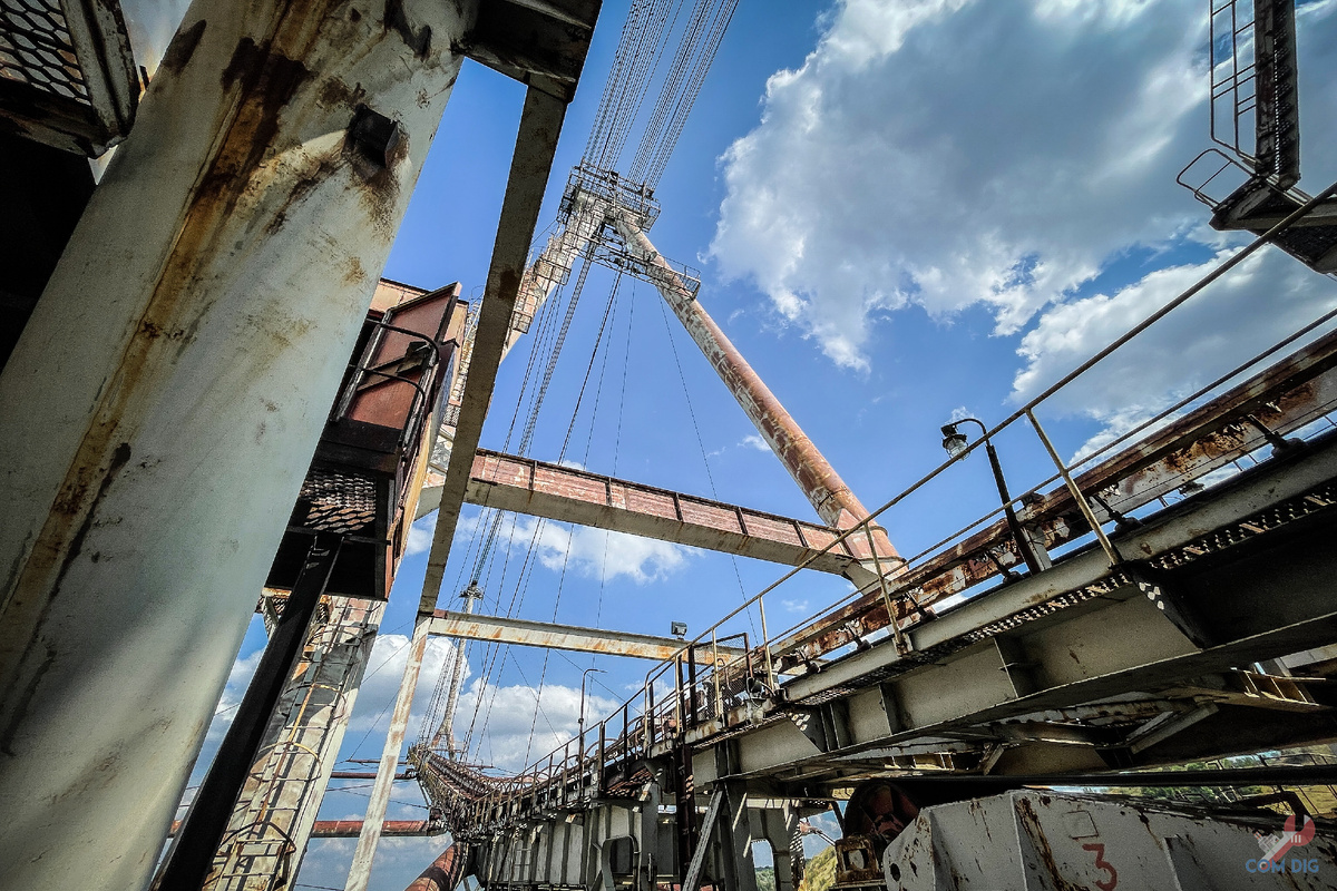 Заброшенный отвалообразователь в затопленном карьере.