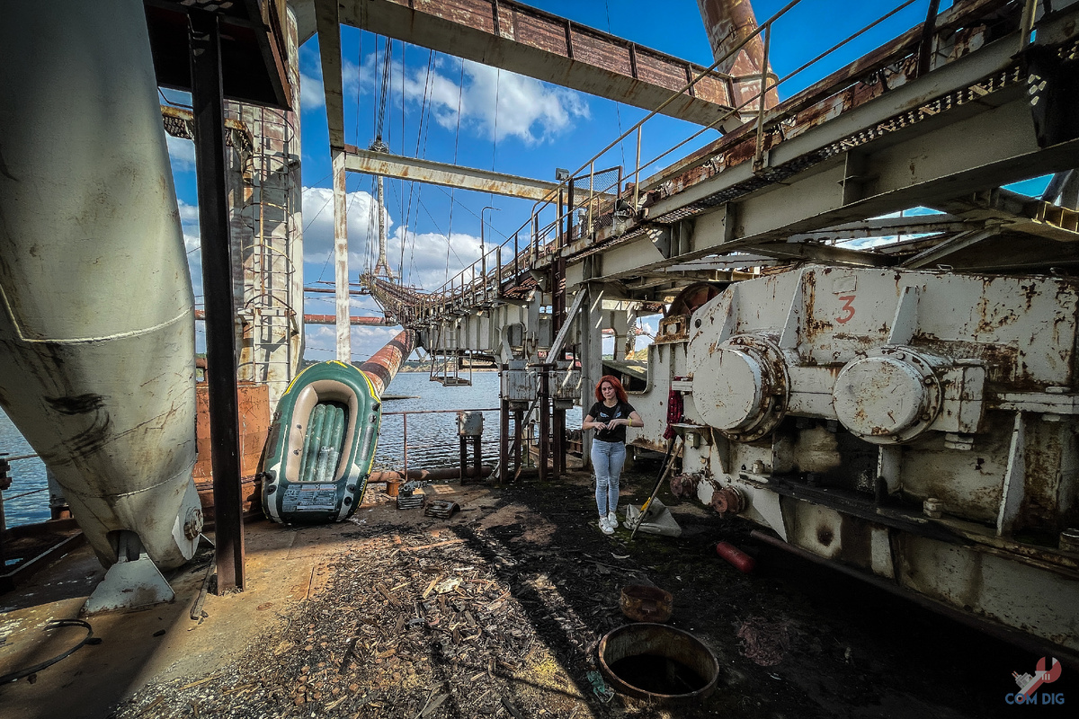 Заброшенный отвалообразователь в затопленном карьере. 
