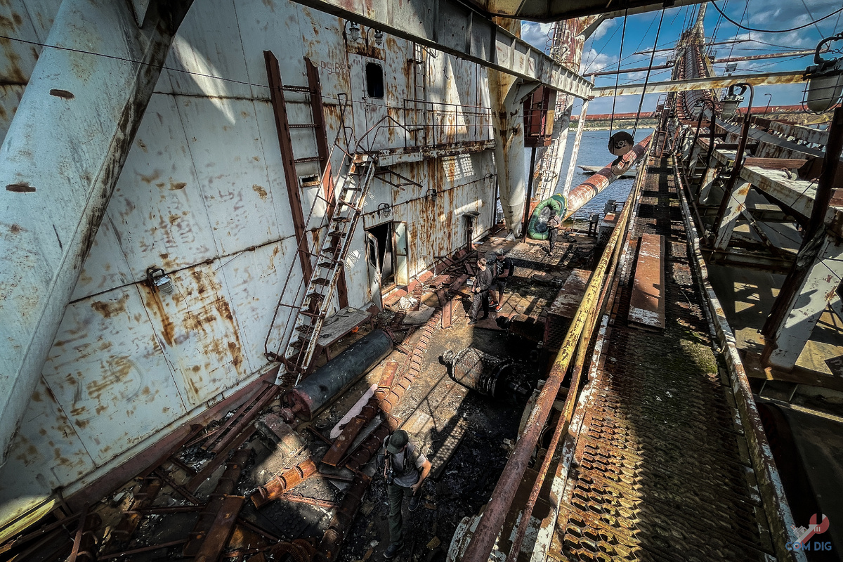 Заброшенный отвалообразователь в затопленном карьере.