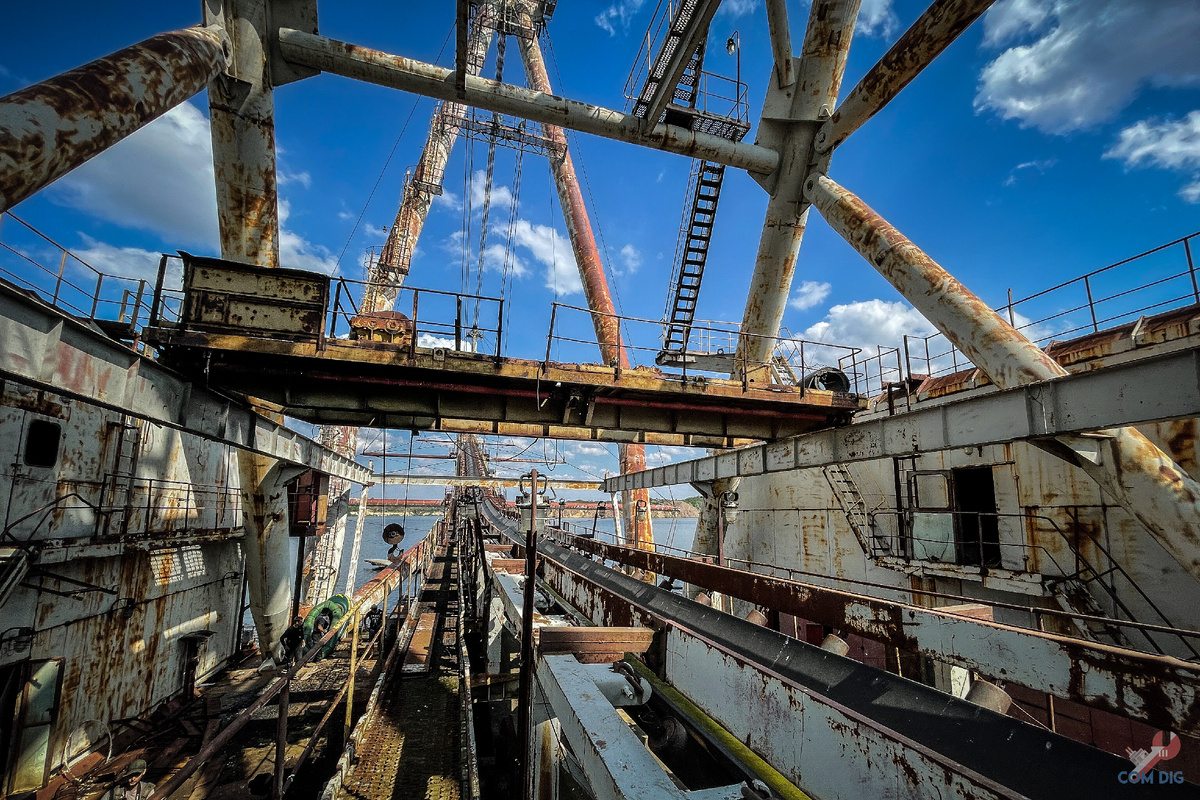 Заброшенный отвалообразователь в затопленном карьере.